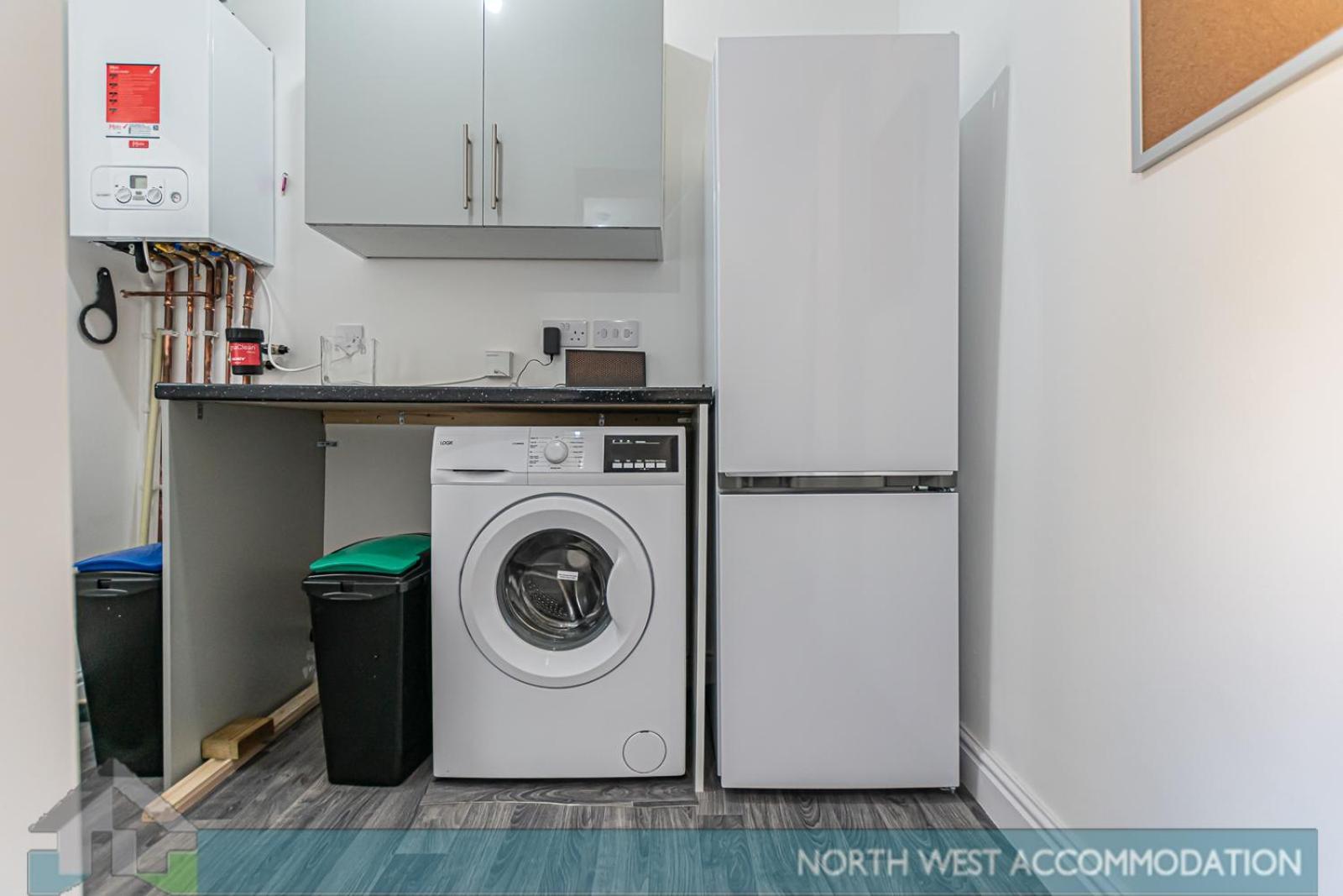 Wellfield Serviced Accommodation Warrington Buitenkant foto