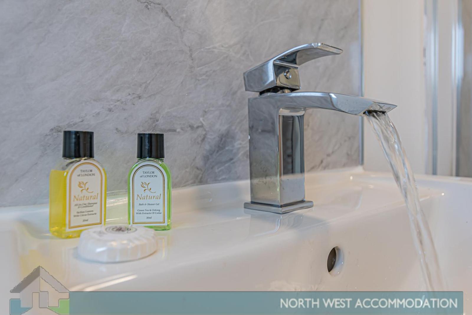 Wellfield Serviced Accommodation Warrington Buitenkant foto